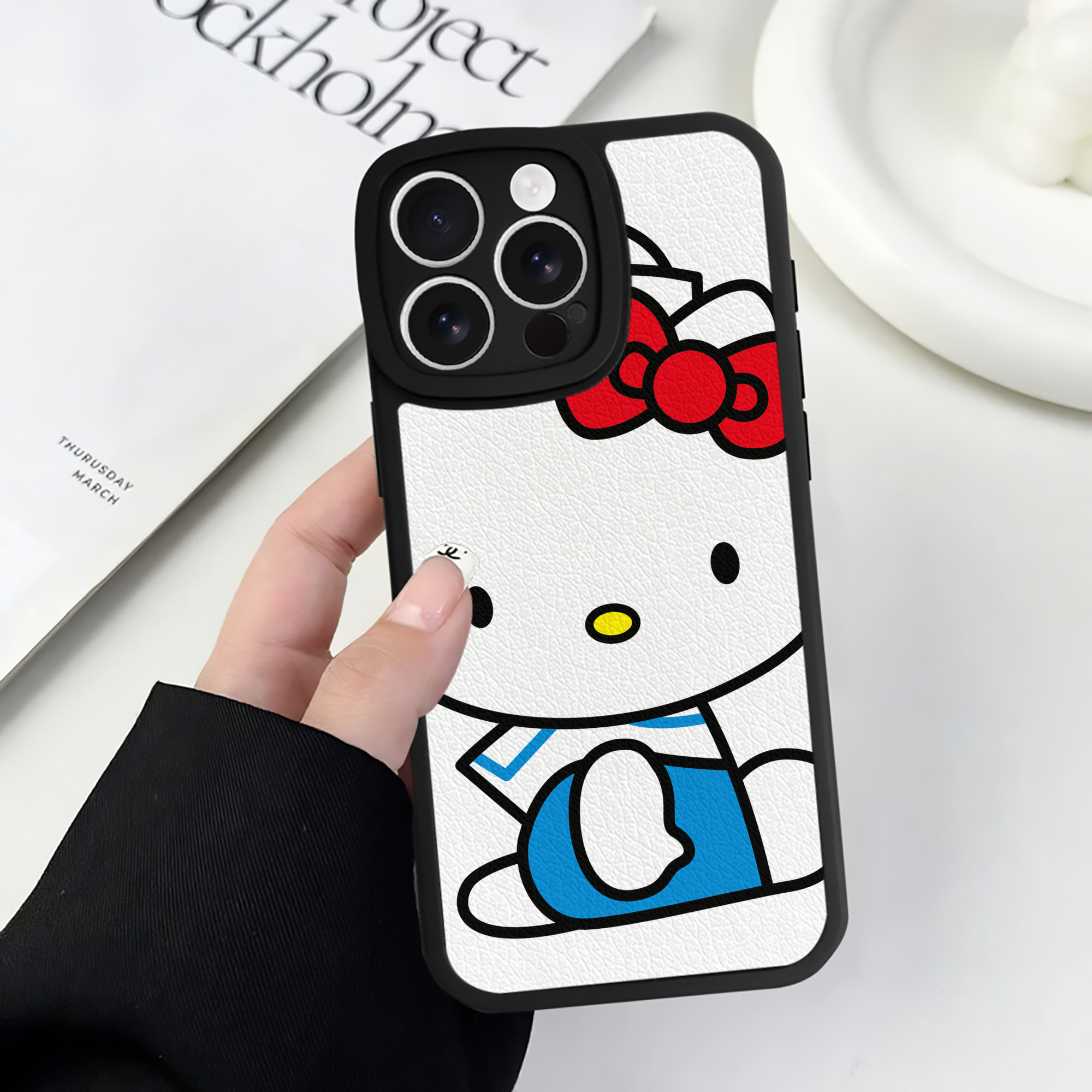 （画像用） Hello Kitty ハローキティ 【iPhone 16シリーズ対応】シリコンスマホケース（レザー調） 材質：シリコン